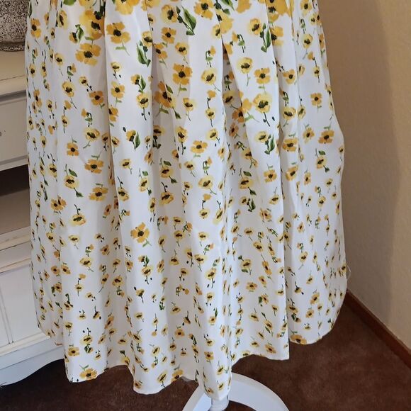 Shelby & Palmer Sunny Floral Dresz - Picture 10 of 16